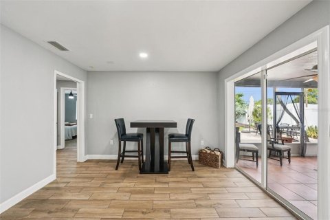 House in Saint Petersburg, Florida 3 bedrooms, 147.71 sq.m. № 2234300 - photo 12