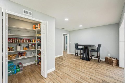House in Saint Petersburg, Florida 3 bedrooms, 147.71 sq.m. № 2234300 - photo 19