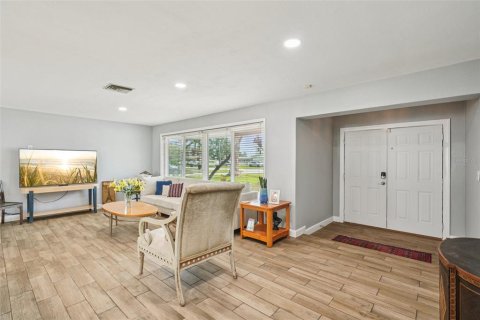 House in Saint Petersburg, Florida 3 bedrooms, 147.71 sq.m. № 2234300 - photo 9