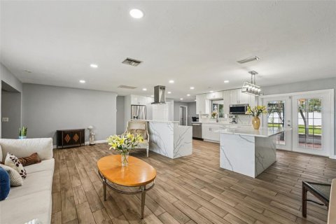 House in Saint Petersburg, Florida 3 bedrooms, 147.71 sq.m. № 2234300 - photo 6