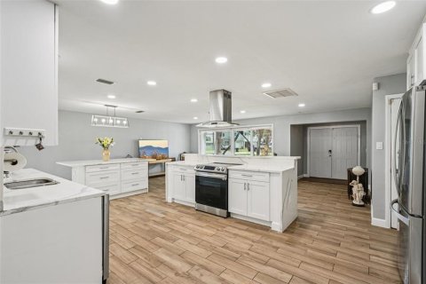 House in Saint Petersburg, Florida 3 bedrooms, 147.71 sq.m. № 2234300 - photo 27