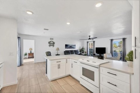 House in Sarasota, Florida 3 bedrooms, 150.87 sq.m. № 2214713 - photo 11