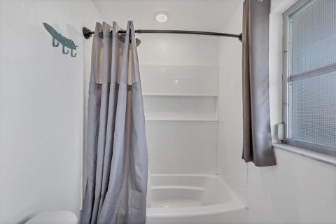House in Sarasota, Florida 3 bedrooms, 150.87 sq.m. № 2214713 - photo 20