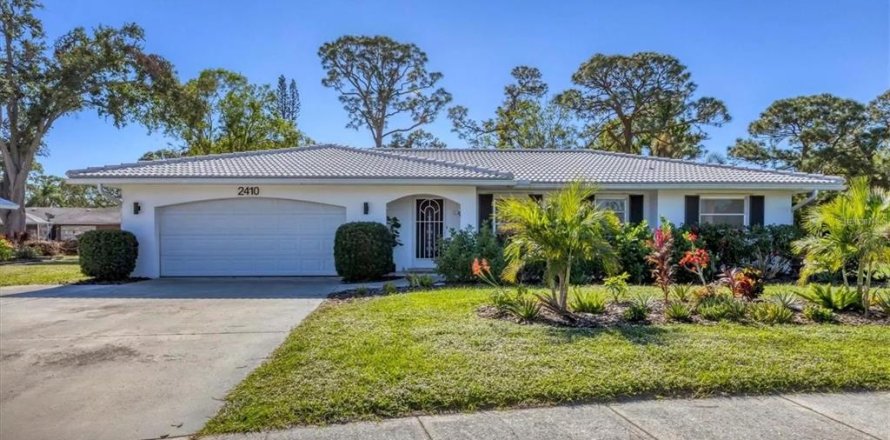 House in Sarasota, Florida 3 bedrooms, 150.87 sq.m. № 2214713