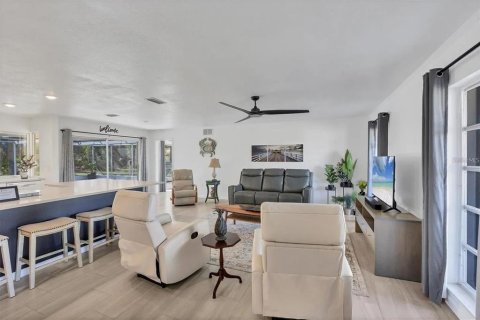 House in Sarasota, Florida 3 bedrooms, 150.87 sq.m. № 2214713 - photo 4