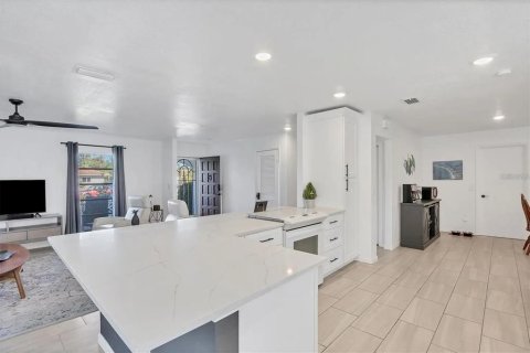House in Sarasota, Florida 3 bedrooms, 150.87 sq.m. № 2214713 - photo 8