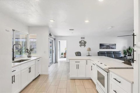 House in Sarasota, Florida 3 bedrooms, 150.87 sq.m. № 2214713 - photo 10