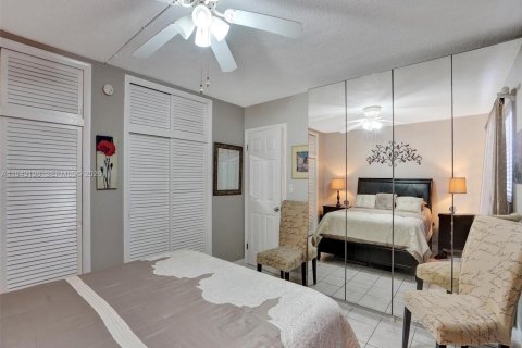 Condo in Miami, Florida, 1 bedroom  № 2008792 - photo 11