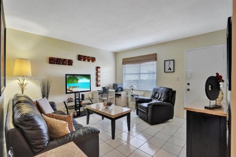 Condo in Miami, Florida, 1 bedroom  № 2008792 - photo 4