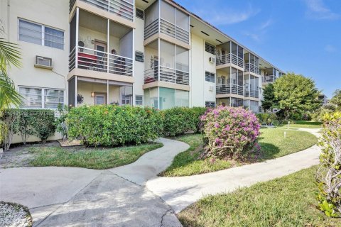 Condo in Miami, Florida, 1 bedroom  № 2008792 - photo 20