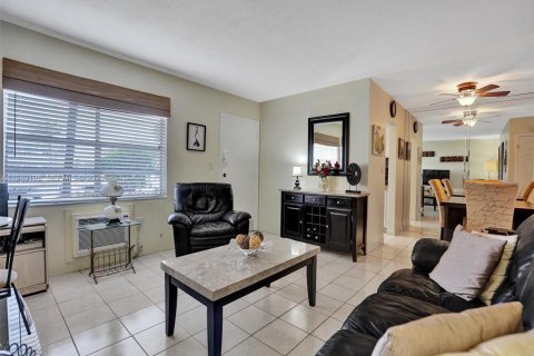 Condo in Miami, Florida, 1 bedroom  № 2008792 - photo 3