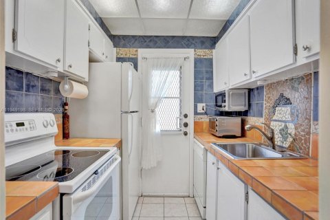 Condo in Miami, Florida, 1 bedroom  № 2008792 - photo 13