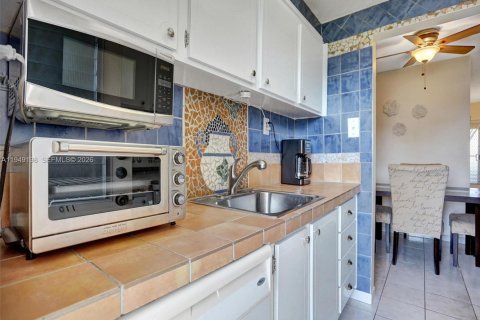 Condo in Miami, Florida, 1 bedroom  № 2008792 - photo 15