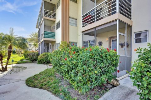 Condo in Miami, Florida, 1 bedroom  № 2008792 - photo 19