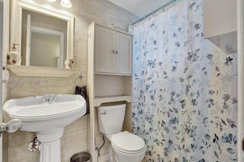 Condo in Miami, Florida, 1 bedroom  № 2008792 - photo 8