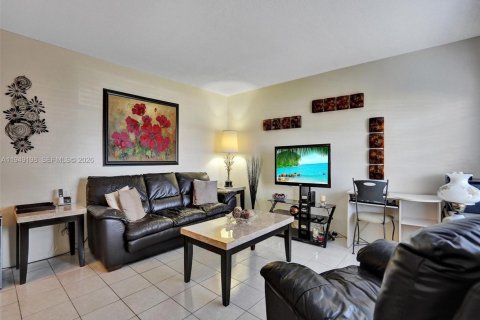 Condo in Miami, Florida, 1 bedroom  № 2008792 - photo 2