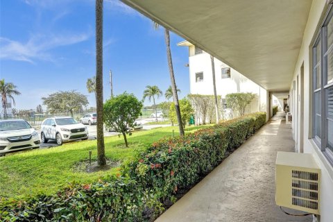 Condo in Miami, Florida, 1 bedroom  № 2008792 - photo 21