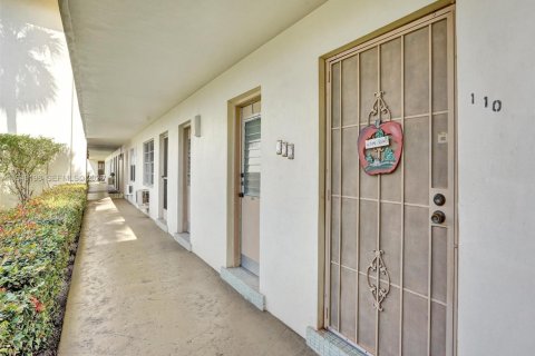 Condo in Miami, Florida, 1 bedroom  № 2008792 - photo 22