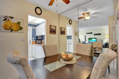 Condo in Miami, Florida, 1 bedroom  № 2008792 - photo 12