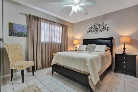 Condo in Miami, Florida, 1 bedroom  № 2008792 - photo 10