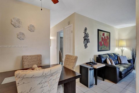 Condo in Miami, Florida, 1 bedroom  № 2008792 - photo 5