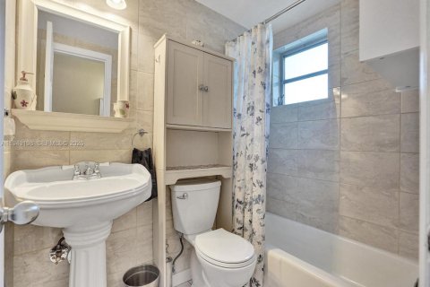 Condo in Miami, Florida, 1 bedroom  № 2008792 - photo 7