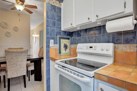 Condo in Miami, Florida, 1 bedroom  № 2008792 - photo 14