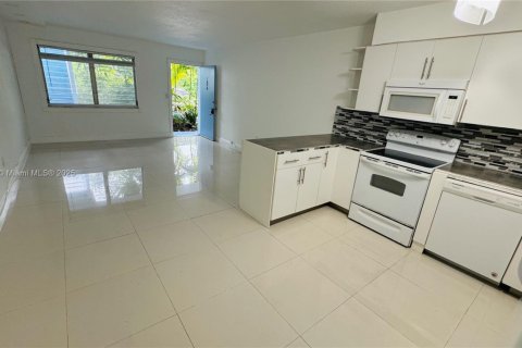 Condominio en alquiler en Bay Harbor Islands, Florida, 1 dormitorio, 75.25 m2 № 1770485 - foto 19