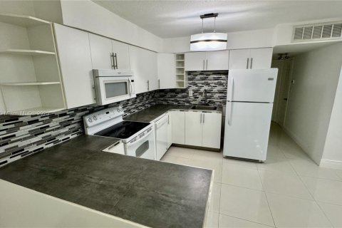 Condominio en alquiler en Bay Harbor Islands, Florida, 1 dormitorio, 75.25 m2 № 1770485 - foto 10