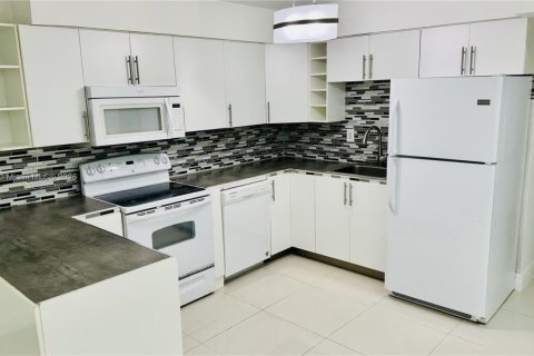 Condominio en alquiler en Bay Harbor Islands, Florida, 1 dormitorio, 75.25 m2 № 1770485 - foto 12