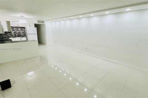Condominio en alquiler en Bay Harbor Islands, Florida, 1 dormitorio, 75.25 m2 № 1770485 - foto 2