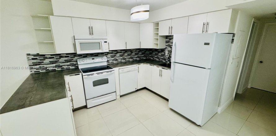 Condo in Bay Harbor Islands, Florida, 1 bedroom № 1770485