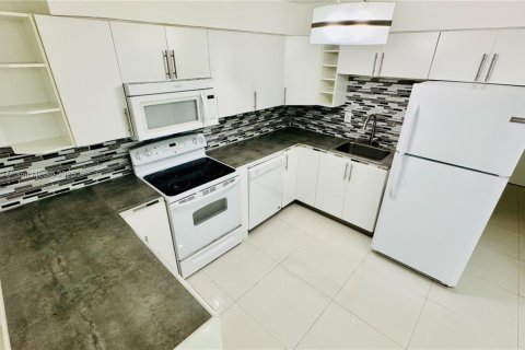 Condominio en alquiler en Bay Harbor Islands, Florida, 1 dormitorio, 75.25 m2 № 1770485 - foto 8