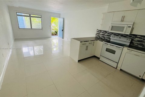 Condominio en alquiler en Bay Harbor Islands, Florida, 1 dormitorio, 75.25 m2 № 1770485 - foto 20
