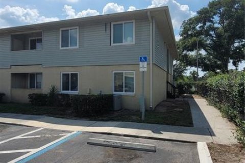 Condominio en alquiler en Brandon, Florida, 2 dormitorios, 85.28 m2 № 1906113 - foto 1