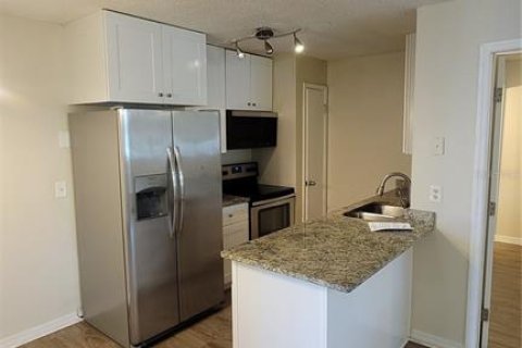 Condominio en alquiler en Brandon, Florida, 2 dormitorios, 85.28 m2 № 1906113 - foto 2