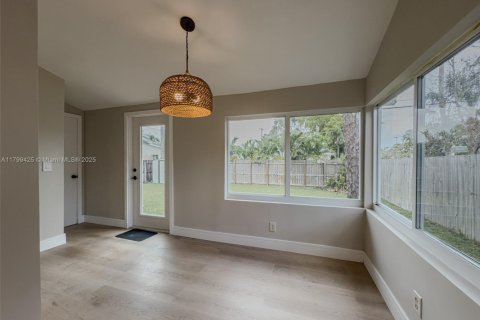 House in Fort Lauderdale, Florida 4 bedrooms, 147.16 sq.m. № 1685697 - photo 2