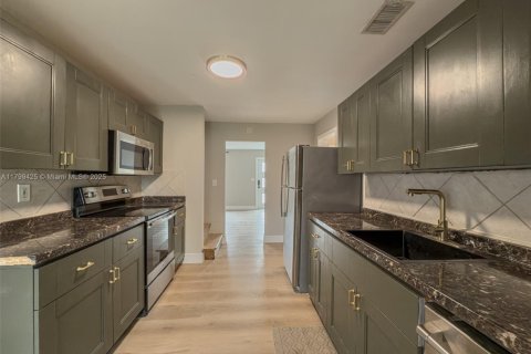 House in Fort Lauderdale, Florida 4 bedrooms, 147.16 sq.m. № 1685697 - photo 17