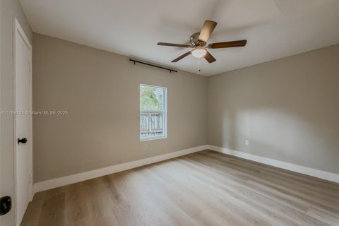 House in Fort Lauderdale, Florida 4 bedrooms, 147.16 sq.m. № 1685697 - photo 9