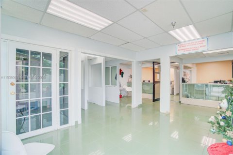 Commercial property in Medley, Florida № 1994174 - photo 21