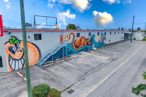 Commercial property in Medley, Florida № 1994174 - photo 2