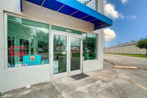 Commercial property in Medley, Florida № 1994174 - photo 20