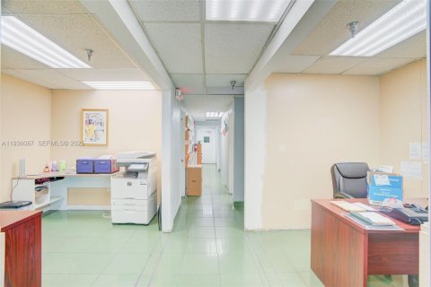 Commercial property in Medley, Florida № 1994174 - photo 25