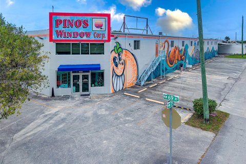 Commercial property in Medley, Florida № 1994174 - photo 1