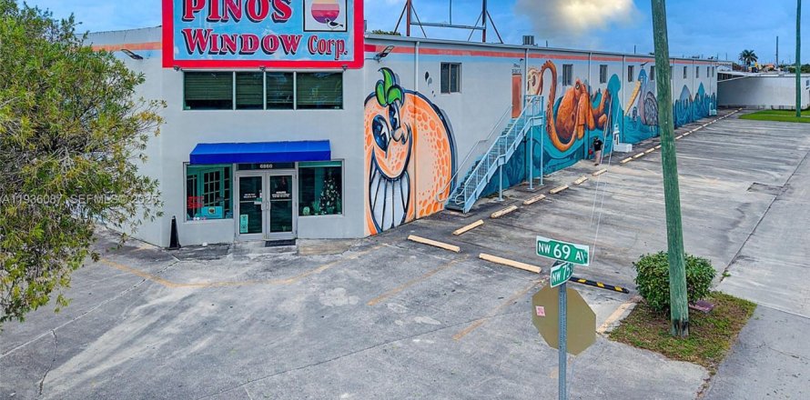 Commercial property in Medley, Florida № 1994174