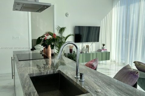 Condominio en alquiler en Miami, Florida, 2 dormitorios, 100.33 m2 № 2011283 - foto 11