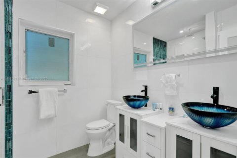 Casa en venta en Fort Lauderdale, Florida, 4 dormitorios, 171.5 m2 № 1874969 - foto 24
