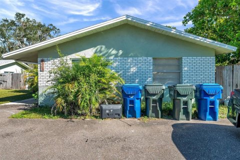 Propiedad comercial en venta en Largo, Florida, 5 dormitorios, 171.5 m2 № 1537367 - foto 2