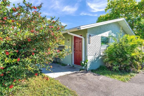 Propiedad comercial en venta en Largo, Florida, 5 dormitorios, 171.5 m2 № 1537367 - foto 1