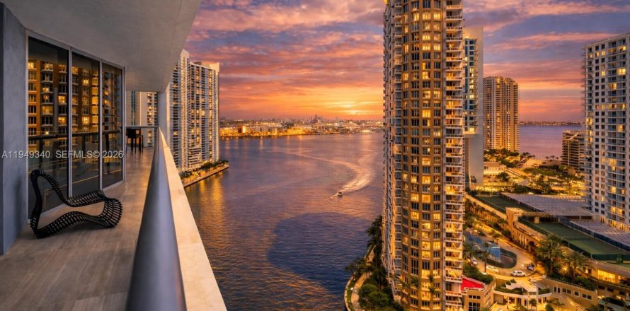 Condominio en Miami, Florida, 3 dormitorios № 2005146